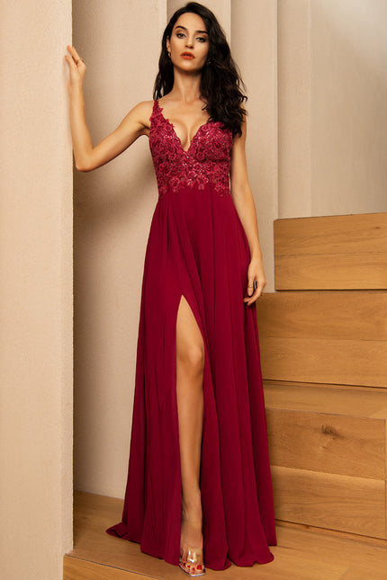 Robe Bordeaux Décolleté V Élégant